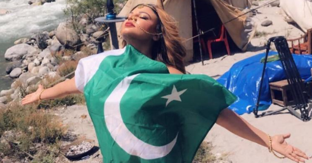 Rakhi Sawant holds Pakistani flag for the film ‘Dhara 370’