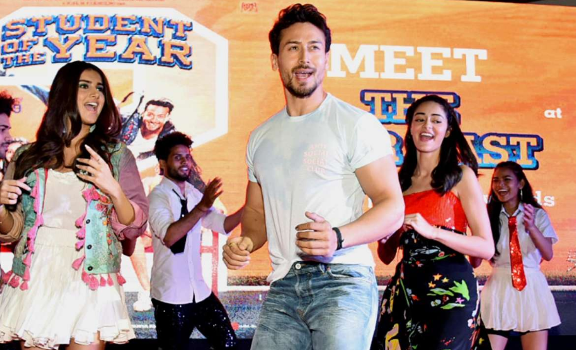 Tiger Shroff Entertains his Fans with the Dance Performance after leg injuryTiger Shroff Entertains his Fans with the Dance Performance after leg injury